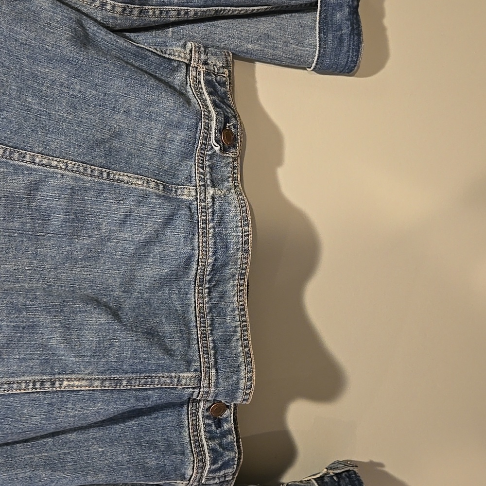 American Eagle Cropped Jean Jacket, Light Wash Distressed, Large - Picture 11 of 13